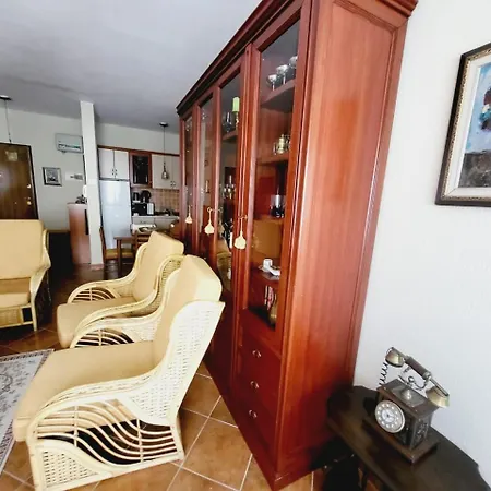 Cosy Flat Steps From The Sea